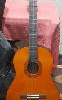 گیتار یاماها C40 قدیمی همراه با کاور و سیم اضافه