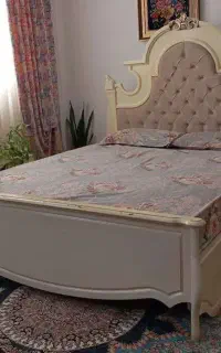 تخت دونفره MDF کرم با کفی جک‌دار و دو پاتختی