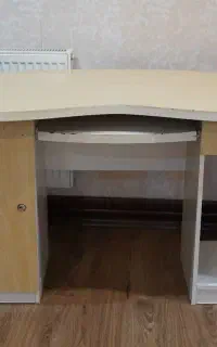 یک عدد میز کامپیوتر