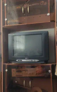 میز تلویزیون به همراه تلویزیون