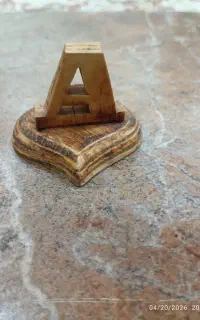 یک اثر چوبی حرف انگلیسی A