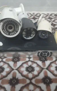 چهار عدوربین مداربسته همراه با دستگاه