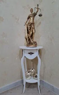 مجسمه .میز .سه تا گلدون باهم