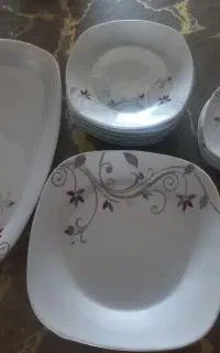 سرویس پذیرایی چینی یک دیس پلوخوری و۵عدد بشقاب