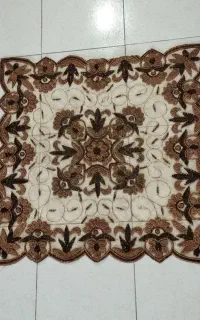 رومیزی سنگدوزی شده