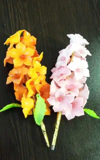 تعدادی مجسمه وگل