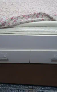 تخت همراه خوش خواب و دو تا پاتختی