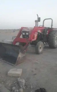 تراکتور بیل لودری با تریلی جهت کار.