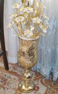 گلدان طلایی با گلهای مصنوعی زیبا