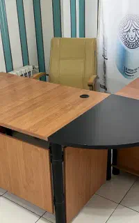 میز اداری طرح ال با صندلی چرخدار