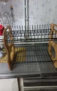 ابچکان روی سینک چوبی