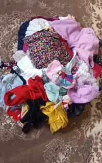 چندین تکه لباس برای نیازمند