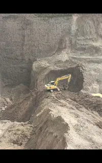 یک نفر نیروی کار در کارخانه سنگ شکن