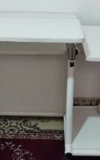 میز تحریر و کتاب کلاس چهارم و هشتم