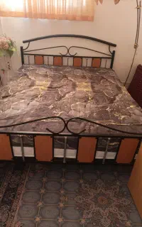 تخت دونفره ومیزوایینه فلزی باکغی