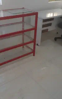 ویترین و قفسه و میز و صندلی