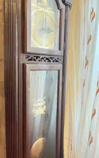 گل مصنوعی،ساعت قدیمی ایستاده و صندلی آنتیک