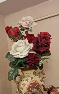 گل ،گلدان شیشه ای بلند، میز خاطره فقط میزش خالی