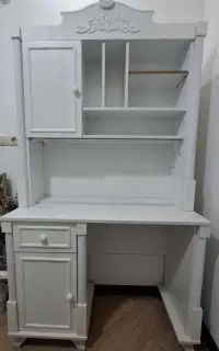 میز تحریر و کتابخانه