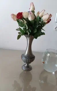 گلدان دیوار با گل رز