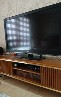 ال سی دی ۴۲ ومیز تی وی