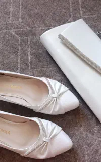 کیف و کفش ست بفروش می‌رسد