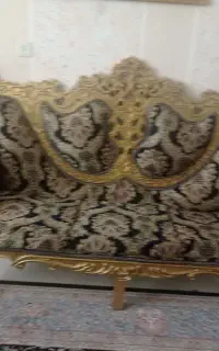 مبل خیلی محکم چوبش عالی اصلا شکستگی ندارد