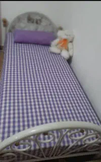 تخت خواب و آینه