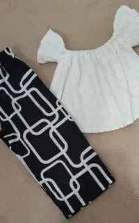 کفش و لباس بچگانه