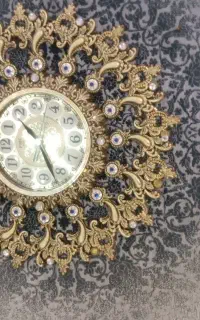 ساعت دیواری زیبا رنگ ثابت و سالم