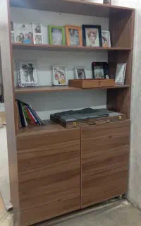 قفسه و میز چوبی