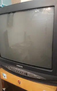 یک تلوزیون ۲۳اینچ کامل سالم
