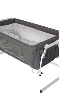 تخت کنار مادر