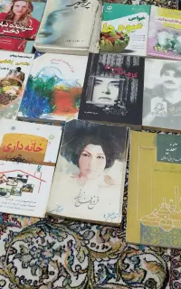 تعدادی کتاب رمان ودرسی به فروش میرسد