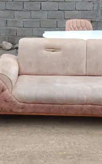 فروش یک دست مبل راحتی همراه با غذا خوری