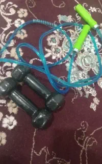 یه جفت دنبل و طناب ورزشی