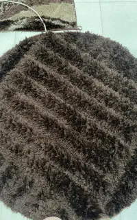 یک عدد شکی مناسب کنار تخت و یک فرش پادری