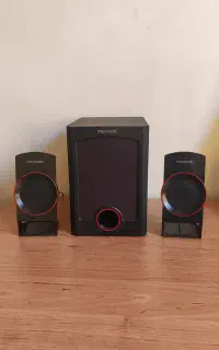 میز و صندلی و اسپیکر کامپیوتر