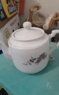 قوری بزرگ گل سرخی