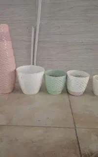 تعدادی گلدان پلاستیکی در سایزهای مختلف