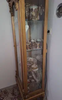 یک عدد بوفه رنگ طلا