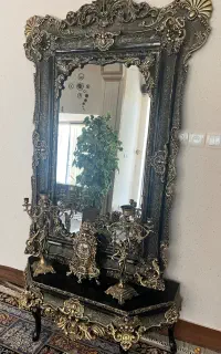 آینه و کنسول شمعدانی و ساعت