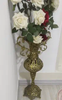 گلدان همراه با گل رز مخملی