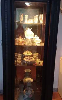 ویترین با یه سری وسایل