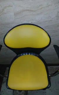 صندلی چرخ‌دار اداری زرد و مشکی