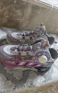 تعدادی کفش و کتونی دخترانه