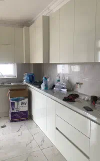 نظافتچی مجرد خانم مرتب کردن جهت انجام امور روزمره