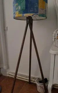 آباژور ایستاده