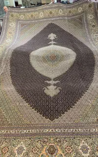 (فرش حق زاده)فرش۲۴متری ماهی۵۰رج سرمه ای گل ابریشم