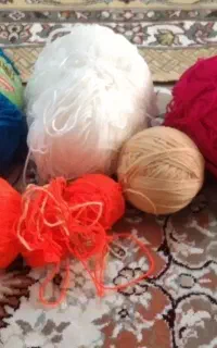 مقداری نخ کاموا